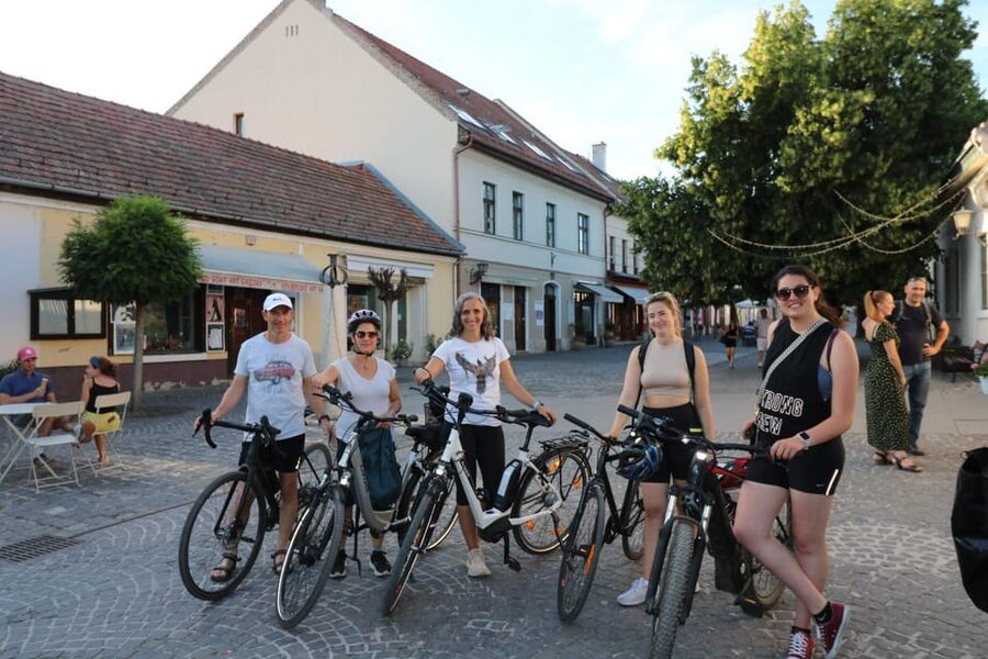 E-Bike Tour to Szentedre - Parliament Building photo stop: big views, short pause
