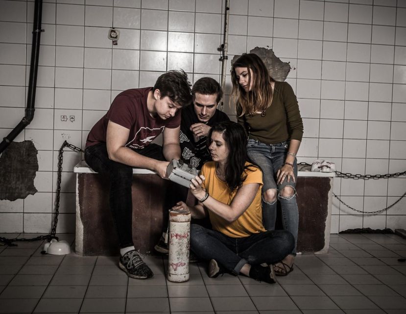 Escape Rooms by PanIQ Room in Budapest - Realistic Expectations: Puzzle Difficulty, Magnet Clues, and Decoration