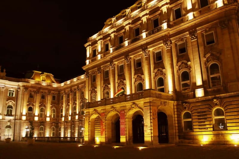 FoolsCode: EscapeRoom/Sightseeing tour with Actor Tourguide - Sunset Start and After-Dark Photos: Bring a Camera