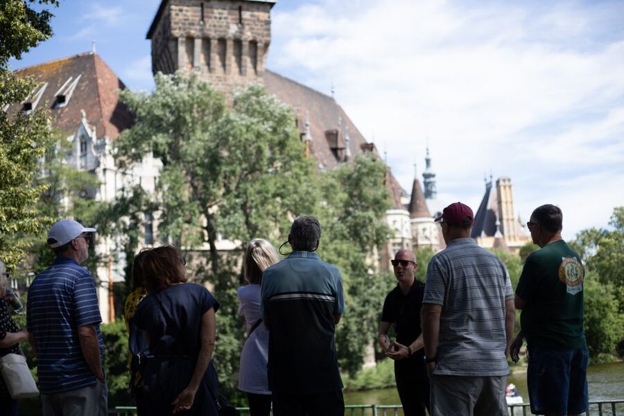 Full Day Budapest City Tour with Lunch, Wine & Dessert - Dohany Street Synagogue, Matthias Church, and the Royal Palace zone
