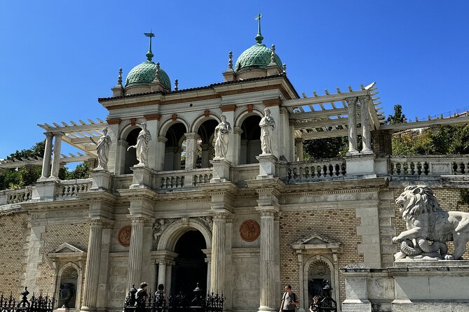 Gems of the Budapest Castle District Walking Tour - Holy Trinity Statue: reading the column like a story