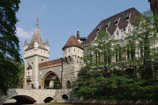 General sightseeing tour - City Park, Vajdahunyad Castle, and Anonymus