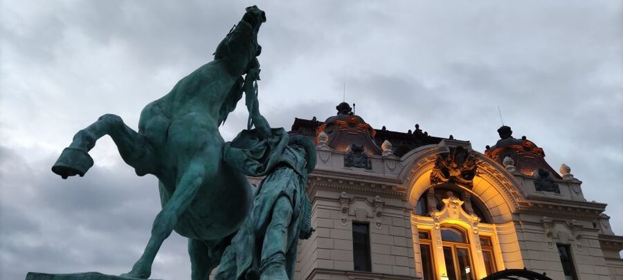 German guided tour through Budapest's castle district - Mary Magdalene Tower and the Vienna Gate area: a photo stop with a purpose