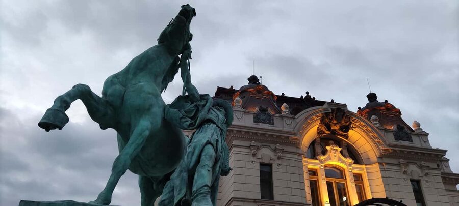 German speaking guided walking tour in Budapest - Freedom Square and Parliament photo stop by the Danube