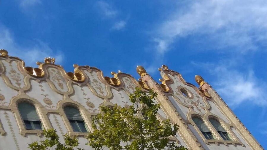 German speaking guided walking tour in Budapest - Public transport hop to Buda Castle district