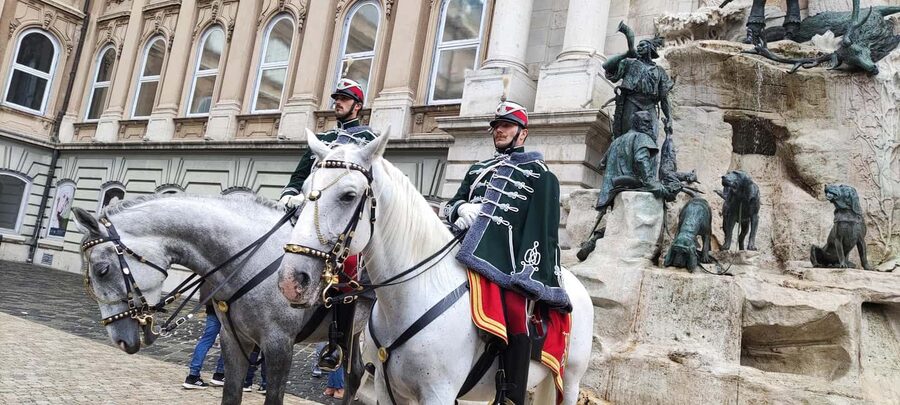 German speaking guided walking tour in Budapest - What you get at the end: Restaurantguide and Budapest Sparfuchs money tips