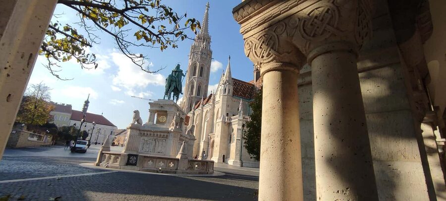 German speaking guided walking tour in Budapest - Starting at St Stephen’s Basilica: your orientation point
