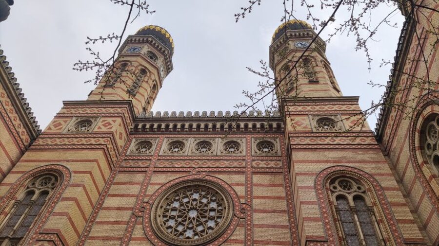 German tour in the Budapest city centre & the Jewish quarter - Downtown Budapest 1890s buildings: banks, daily life, and what people did with money