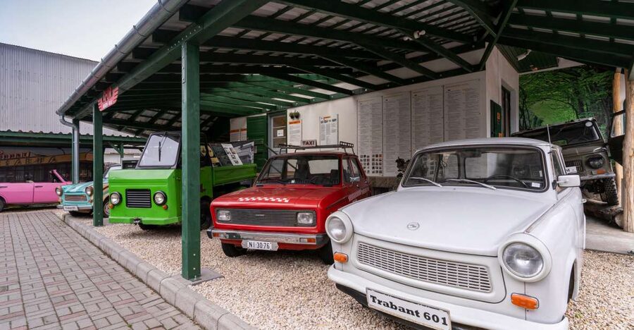 Hungary: Szentendre Retro Design Center Entry Ticket - Entering the Retro Design Center with a 70s hippie greeting