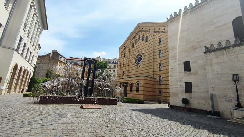 Jewish Budapest (German-language city tour) - Why Jewish Budapest starts at Madách tér
