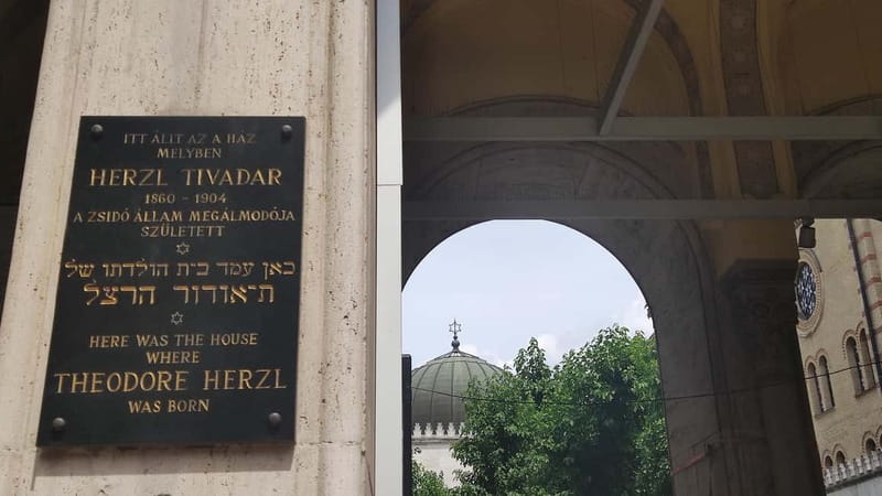 Jewish Budapest (German-language city tour) - Rumbach Street Synagogue: why Jewish groups look different