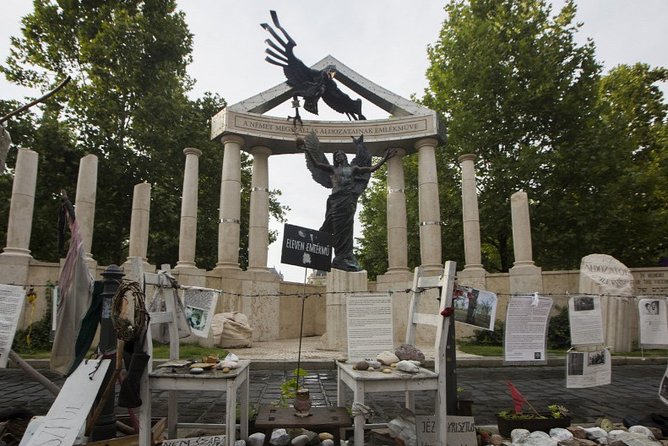 Jewish Heritage / Full tour - Shoes on the Danube Bank: the photo stop that changes tone