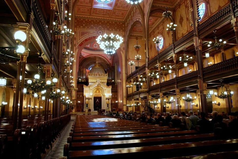 PRIVATE Budapest Jewish Heritage Walking Tour - Food Tasting - Kóser market and Babka Deli: Hungarian coffee and flódni