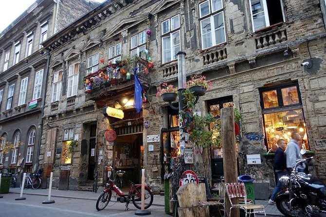 Private Budapest Ruin Bar Tour with Local Drinks & Street Food - District 7 street art and why it matters for ruin bars