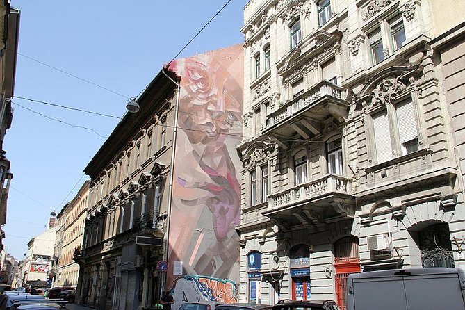 Street Art Tour Budapest - Stop 1 at Kisuzem: coffee break with the tour momentum