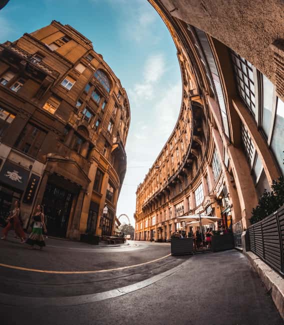 Street photography with your smartphone, tour of Budapest - Central Market Hall: close-up street details you can actually use