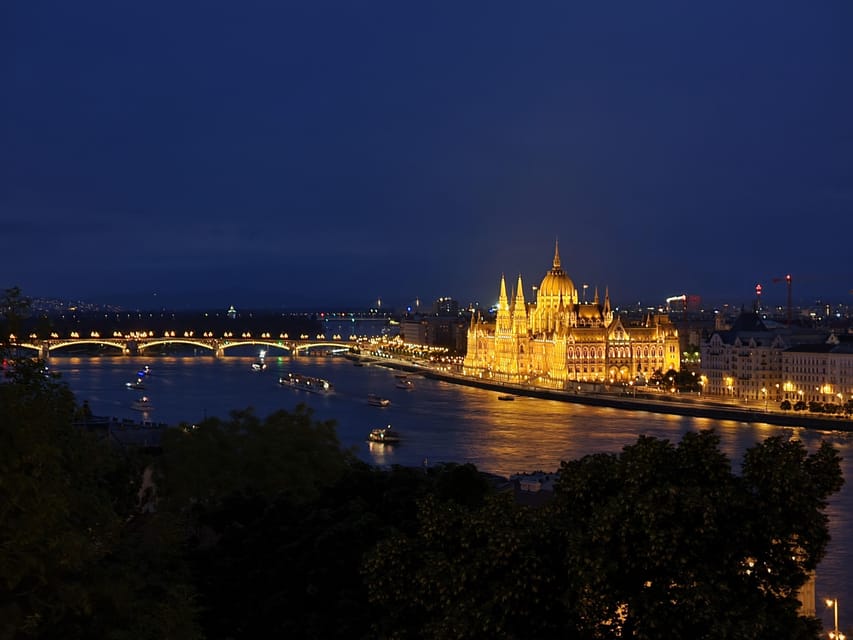 True Crime Walking Tour in the Buda Castle district - Matthias Church Stop: The Perfect Place to Hear a Story