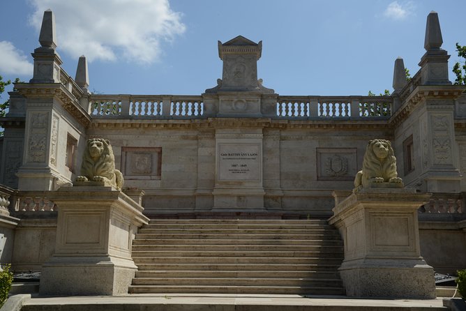 Urban Tour of Budapest's Most Controversial District. - Természet Fitotéka and Laszlá ter: why a carbon market got a writer’s name