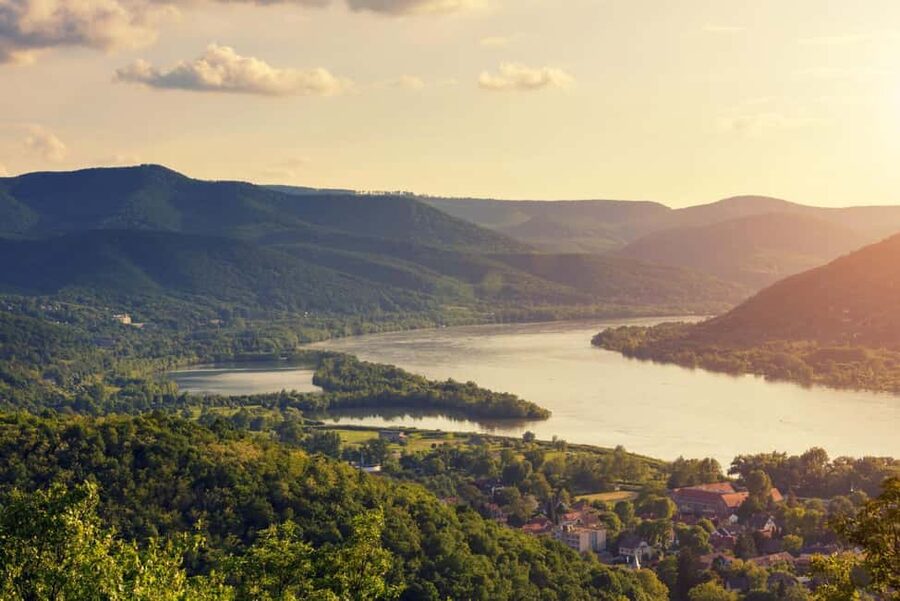 Visegrád Hike & Castle Tour with Ferry from Budapest - The walk back: same route, different light