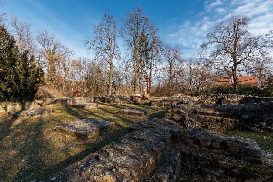 Walk to recent and aged spiritual sanctuaries near Budapest - The Optional Kaán Károly-kilátó Viewpoint Hike (Worth the Effort)